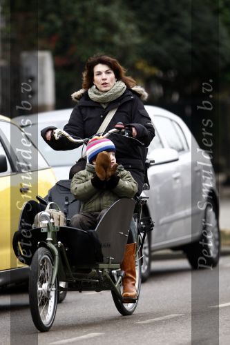 Amsterdam 24 januari 2009
Kim v Kooten met zoon in bakfiets.
Peter Smulders bv