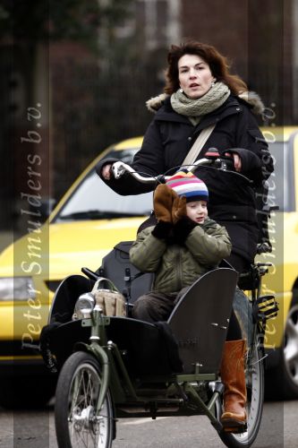 Amsterdam 24 januari 2009
Kim v Kooten met zoon in bakfiets.
Peter Smulders bv