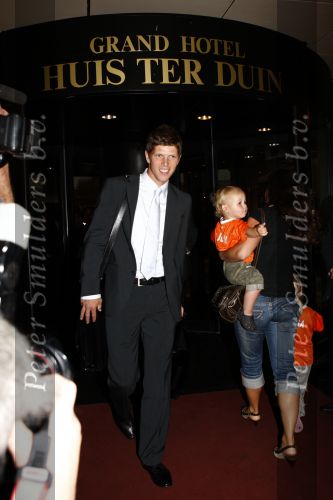 Noordwijk 3 juni 2008
Het Nederlands elftal vertrekt vanaf hotel huis ter Duin naar Schiphol voor het EK voetbal in Zwitserland en Oostenrijk. 
Klaas Jan Huntelaar
