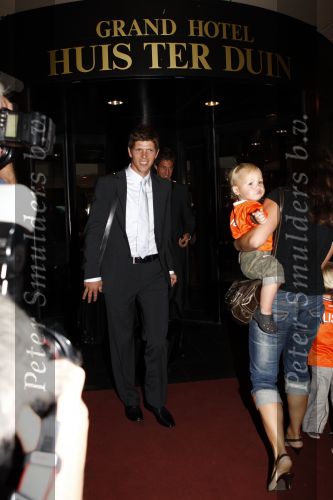 Noordwijk 3 juni 2008
Het Nederlands elftal vertrekt vanaf hotel huis ter Duin naar Schiphol voor het EK voetbal in Zwitserland en Oostenrijk. 
Klaas Jan Huntelaar