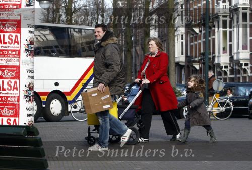 Amsterdam 12 april 2008
Schrijver Kluun met zijn kinderen en vrouw achter de kinderwagen met daarin hun 1 week oude baby.