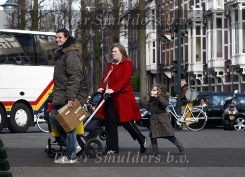 Amsterdam 12 april 2008
Schrijver Kluun met zijn kinderen en vrouw achter de kinderwagen met daarin hun 1 week oude baby.