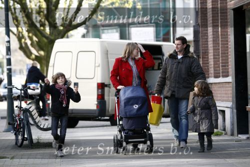 Amsterdam 12 april 2008
Schrijver Kluun met zijn kinderen en vrouw achter de kinderwagen met daarin hun 1 week oude baby.