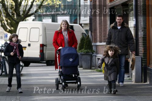 Amsterdam 12 april 2008
Schrijver Kluun met zijn kinderen en vrouw achter de kinderwagen met daarin hun 1 week oude baby.
