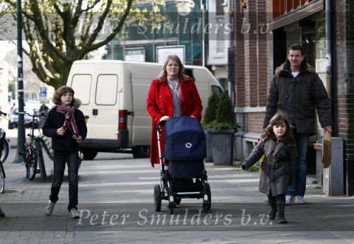 Amsterdam 12 april 2008
Schrijver Kluun met zijn kinderen en vrouw achter de kinderwagen met daarin hun 1 week oude baby.