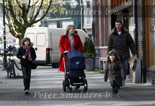 Amsterdam 12 april 2008
Schrijver Kluun met zijn kinderen en vrouw achter de kinderwagen met daarin hun 1 week oude baby.