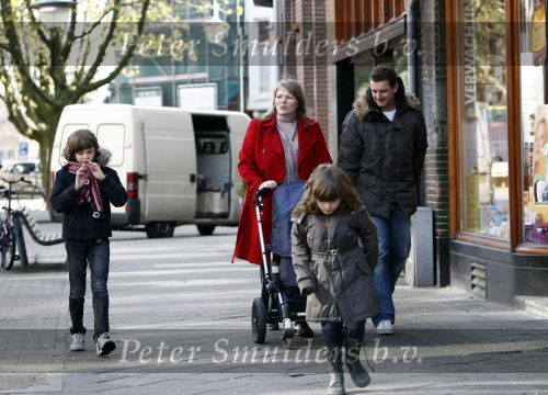 Amsterdam 12 april 2008
Schrijver Kluun met zijn kinderen en vrouw achter de kinderwagen met daarin hun 1 week oude baby.