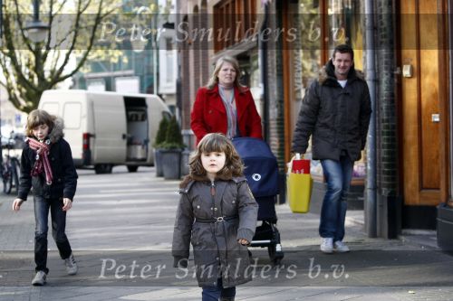 Amsterdam 12 april 2008
Schrijver Kluun met zijn kinderen en vrouw achter de kinderwagen met daarin hun 1 week oude baby.