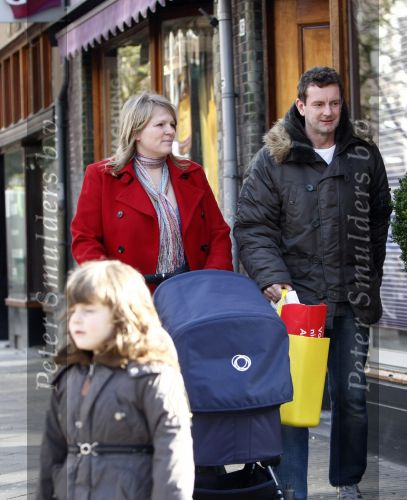 Amsterdam 12 april 2008
Schrijver Kluun met zijn kinderen en vrouw achter de kinderwagen met daarin hun 1 week oude baby.