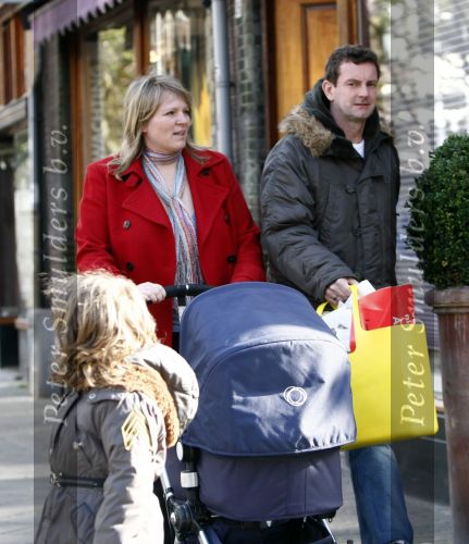 Amsterdam 12 april 2008
Schrijver Kluun met zijn kinderen en vrouw achter de kinderwagen met daarin hun 1 week oude baby.