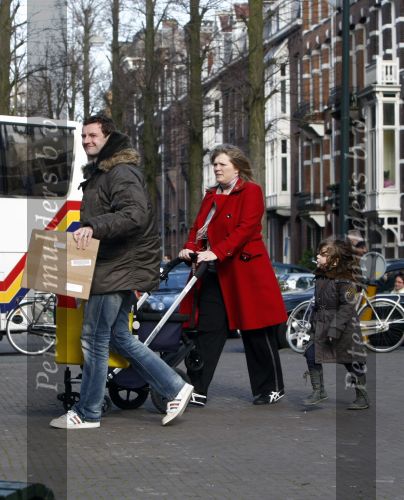 Amsterdam 12 april 2008
Schrijver Kluun met zijn kinderen en vrouw achter de kinderwagen met daarin hun 1 week oude baby.