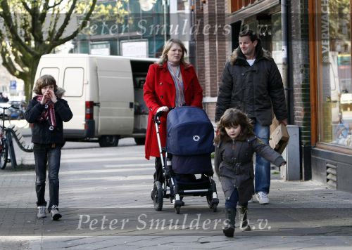 Amsterdam 12 april 2008
Schrijver Kluun met zijn kinderen en vrouw achter de kinderwagen met daarin hun 1 week oude baby.
