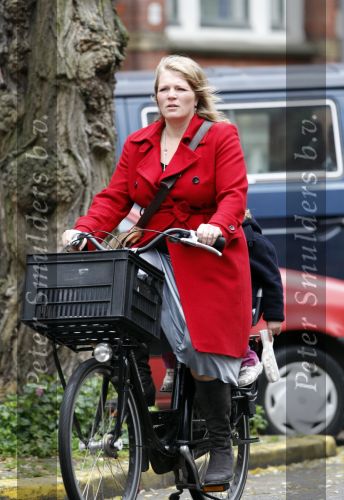 Amsterdam 3 november 2007
De zwangere vrouw van Kluun met dochter op de fiets