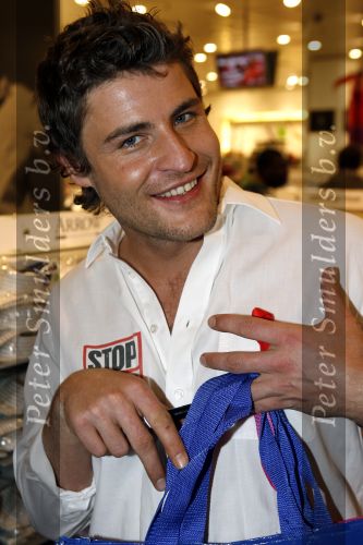 Amsterdam 3 december 2006
Bekende Nederlanders verkopen art bags tbv het aidsfonds in de bijenkorf in Amsterdam.
Peter Smulders bv