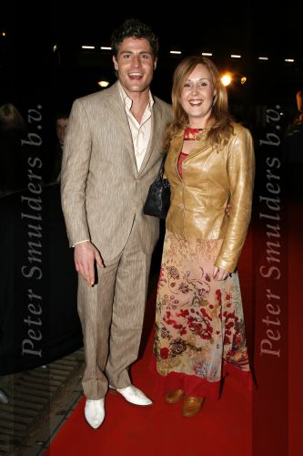 Amsterdam 7 maart 2006
Premiere ik omhels je met 1000 armen in Pathe arena.
Koertjan de Bruijn met zijn vriendin Charissa v Dipte
Peter Smulders bv