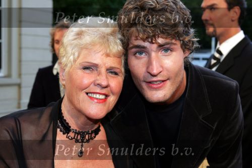 Den Haag 30 augustus 2004
Premiere Passion in schouwburg Den Haag.
Koert Jan de Bruijn met moeder
Peter Smulders bv