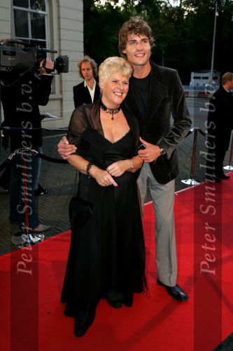 Den Haag 30 augustus 2004
Premiere Passion in schouwburg Den Haag.
Koert Jan de Bruijn met moeder
Peter Smulders bv