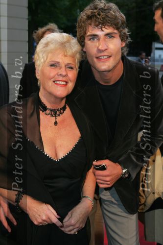 Den Haag 30 augustus 2004
Premiere Passion in schouwburg Den Haag.
Koert Jan de Bruijn met moeder
Peter Smulders bv