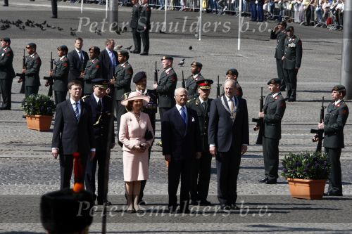 Amsterdam 21 april 2009
Koning Carl Gustav en Koningin Silvia van zweden leggen krans bij monument op de dam. Jan Peter balkenende en burgemeester Job Cohen zijn daar bij aanwezig.
Peter Smulders bv