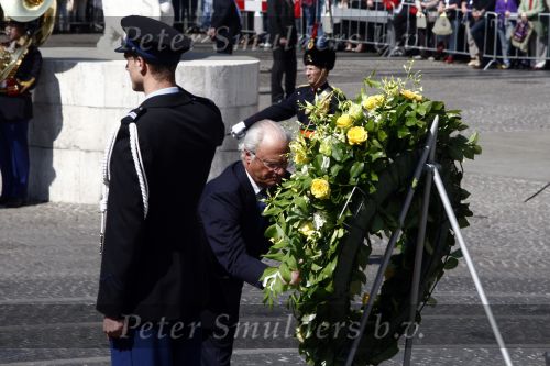 Amsterdam 21 april 2009
Koning Carl Gustav en Koningin Silvia van zweden leggen krans bij monument op de dam. Jan Peter balkenende en burgemeester Job Cohen zijn daar bij aanwezig.
Peter Smulders bv