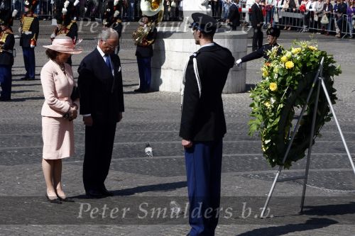 Amsterdam 21 april 2009
Koning Carl Gustav en Koningin Silvia van zweden leggen krans bij monument op de dam. Jan Peter balkenende en burgemeester Job Cohen zijn daar bij aanwezig.
Peter Smulders bv