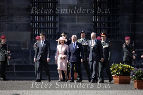 Amsterdam 21 april 2009
Koning Carl Gustav en Koningin Silvia van zweden leggen krans bij monument op de dam. Jan Peter balkenende en burgemeester Job Cohen zijn daar bij aanwezig.
Peter Smulders bv