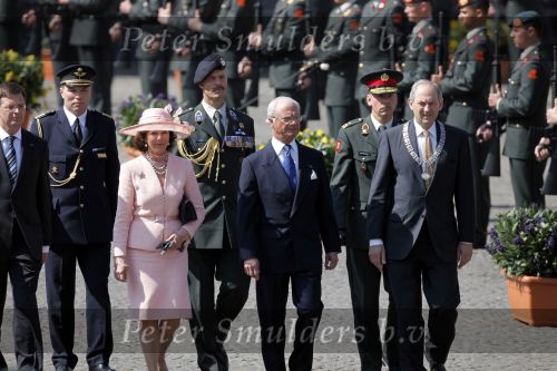 Amsterdam 21 april 2009
Koning Carl Gustav en Koningin Silvia van zweden leggen krans bij monument op de dam. Jan Peter balkenende en burgemeester Job Cohen zijn daar bij aanwezig.
Peter Smulders bv