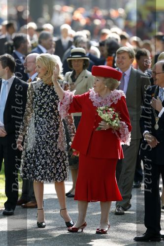 Apeldoorn 30 april 2009
Koninginnedag 2009 in apeldoorn met Koningin Beatrix Pieter v Vollenhoven Prinses Margriet Maxima Prins Willem Alexander Prins Constantijn Prinses Laurentien Prinses Mabel Prins Friso Prins Maurits Prinses Marilene Prins Pieter Christiaan Prinses Anita Prins Floris een zwangere Prinses Aimee en Prinses Annette. s middags probeerde een dwaas een aanslag te plegen op de koninklijke familie waarbij meerdere doden vielen.
Peter Smulders bv