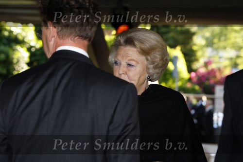 Apeldoorn, 8 Mei 2009
Speciale Herdenkingsdienst voor de slachtoffers van de ramp op Koninginnedag
Veel Politie, overal afzettingen met grote betonblokken.
Koningin Beatrix
Foto Peter Smulders