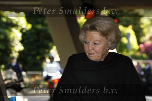 Apeldoorn, 8 Mei 2009
Speciale Herdenkingsdienst voor de slachtoffers van de ramp op Koninginnedag
Veel Politie, overal afzettingen met grote betonblokken.
Koningin Beatrix
Foto Peter Smulders