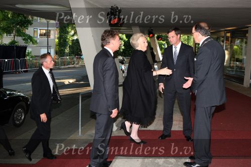 Apeldoorn, 8 Mei 2009
Speciale Herdenkingsdienst voor de slachtoffers van de ramp op Koninginnedag
Veel Politie, overal afzettingen met grote betonblokken.
Koningin Beatrix
Foto Peter Smulders
