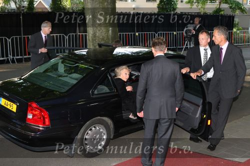 Apeldoorn, 8 Mei 2009
Speciale Herdenkingsdienst voor de slachtoffers van de ramp op Koninginnedag
Veel Politie, overal afzettingen met grote betonblokken.
Koningin Beatrix
Foto Peter Smulders