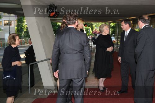 Apeldoorn, 8 Mei 2009
Speciale Herdenkingsdienst voor de slachtoffers van de ramp op Koninginnedag
Veel Politie, overal afzettingen met grote betonblokken.
Koningin Beatrix
Foto Peter Smulders
