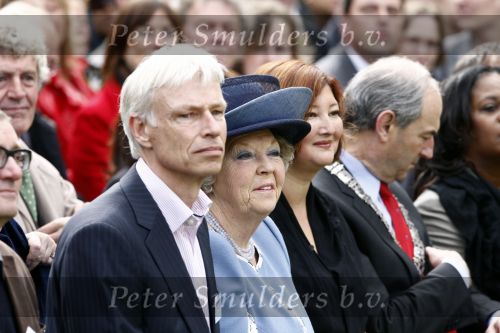 Amsterdam 9 mei 2009
Koningin Beatrix bezoekt de wijk de bijlmer ivm kunst die daar geplaatst is.
Peter Smulders bv