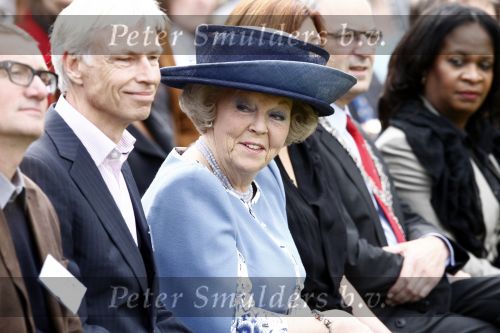 Amsterdam 9 mei 2009
Koningin Beatrix bezoekt de wijk de bijlmer ivm kunst die daar geplaatst is.
Peter Smulders bv