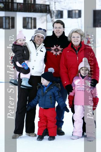 Lech 10 februari 2008
Fotosessie Koninklijke familie. Aanwezig waren Koningin Beatrix Maxima Prins Willem Alexander Amalai Alexia Ariane Prins Constantijn Prinses Laurentien Eloise Claus Cazimir en Elenore.