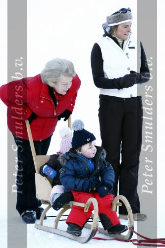 Lech 10 februari 2008
Fotosessie Koninklijke familie. Aanwezig waren Koningin Beatrix Maxima Prins Willem Alexander Amalai Alexia Ariane Prins Constantijn Prinses Laurentien Eloise Claus Cazimir en Elenore.