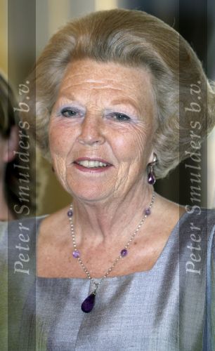 Den Haag 12 mei 2009
Prinses Maxima reikt de appeltjes van oranje uit op paleis Noordeinde.
Koningin Beatrix en Prins Willem Alexander zijn daarbij aanwezig.
Peter Smulders bv