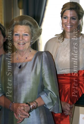 Den Haag 12 mei 2009
Prinses Maxima reikt de appeltjes van oranje uit op paleis Noordeinde.
Koningin Beatrix en Prins Willem Alexander zijn daarbij aanwezig.
Peter Smulders bv