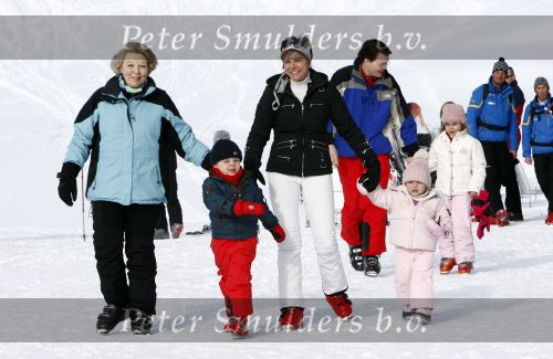 Lech 16 februari 2009
Fotosessie met de koninklijke familie in Oberlech. Koningin Beatrix Prins Willem Alexander Prinses Maxima Amalia Alexia Ariane Prins Constantijn Prins es Laurentien Claus Cazimir Eloise en  Leonore.
Peter Smulders bv