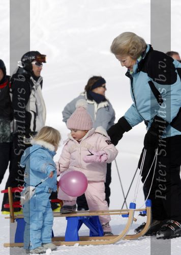 Lech 16 februari 2009
Fotosessie met de koninklijke familie in Oberlech. Koningin Beatrix Prins Willem Alexander Prinses Maxima Amalia Alexia Ariane Prins Constantijn Prins es Laurentien Claus Cazimir Eloise en  Leonore.
Peter Smulders bv