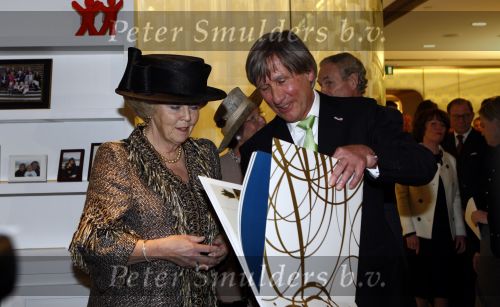 Schiphol 23 januari 2008
Opening nieuwe VIP centrum en koninklijke loge op schiphol door Koningin Beatrix.
Gerlach Cerfontaine begeleidt haar.