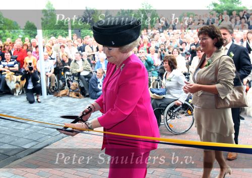 Herpen ( Gemeente Oss ),  27 Mei 2008
Koningin Beatrix bij opening van het nieuwe gebouw \