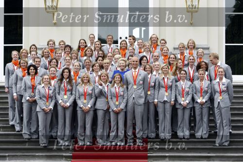 Den Haag 27 augustus 2008
De Olympische medaille winnaars van Peking op het bordes bij Koningin Beatrix. Aanwezig oa Anky v Grunsven Maarten v d Weijden Inge Dekker Marianne Vos Naomi v As Fatima de Moreiro Melo, anky v Grunsven Deborah Gravenstijn...
Peter Smulders bv