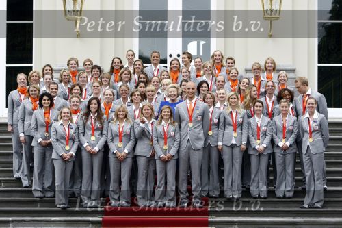Den Haag 27 augustus 2008
De Olympische medaille winnaars van Peking op het bordes bij Koningin Beatrix. Aanwezig oa Anky v Grunsven Maarten v d Weijden Inge Dekker Marianne Vos Naomi v As Fatima de Moreiro Melo, anky v Grunsven Deborah Gravenstijn...
Peter Smulders bv