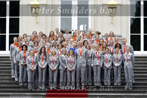 Den Haag 27 augustus 2008
De Olympische medaille winnaars van Peking op het bordes bij Koningin Beatrix. Aanwezig oa Anky v Grunsven Maarten v d Weijden Inge Dekker Marianne Vos Naomi v As Fatima de Moreiro Melo, anky v Grunsven Deborah Gravenstijn...
Peter Smulders bv