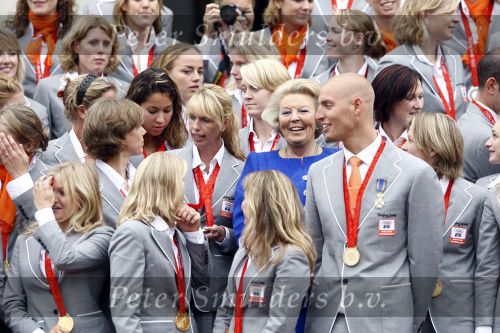 Den Haag 27 augustus 2008
De Olympische medaille winnaars van Peking op het bordes bij Koningin Beatrix. Aanwezig oa Anky v Grunsven Maarten v d Weijden Inge Dekker Marianne Vos Naomi v As Fatima de Moreiro Melo, anky v Grunsven Deborah Gravenstijn...
Peter Smulders bv
