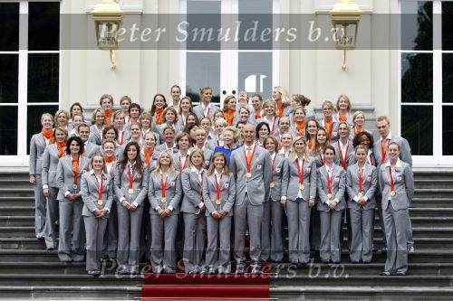 Den Haag 27 augustus 2008
De Olympische medaille winnaars van Peking op het bordes bij Koningin Beatrix. Aanwezig oa Anky v Grunsven Maarten v d Weijden Inge Dekker Marianne Vos Naomi v As Fatima de Moreiro Melo, anky v Grunsven Deborah Gravenstijn...
Peter Smulders bv
