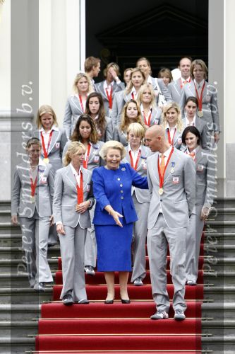 Den Haag 27 augustus 2008
De Olympische medaille winnaars van Peking op het bordes bij Koningin Beatrix. Aanwezig oa Anky v Grunsven Maarten v d Weijden Inge Dekker Marianne Vos Naomi v As Fatima de Moreiro Melo, anky v Grunsven Deborah Gravenstijn...
Peter Smulders bv