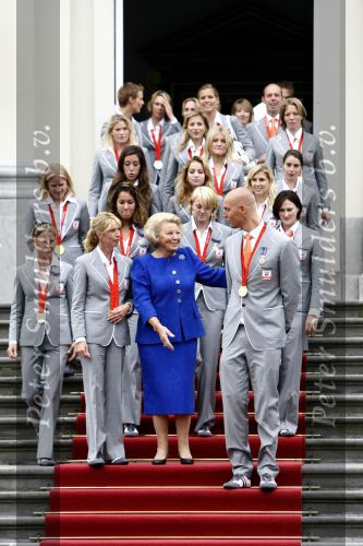 Den Haag 27 augustus 2008
De Olympische medaille winnaars van Peking op het bordes bij Koningin Beatrix. Aanwezig oa Anky v Grunsven Maarten v d Weijden Inge Dekker Marianne Vos Naomi v As Fatima de Moreiro Melo, anky v Grunsven Deborah Gravenstijn...
Peter Smulders bv
